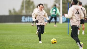 Franco Cervi conduce el balón durante un entrenamiento del Celta en la ciudad deportiva Afouteza.