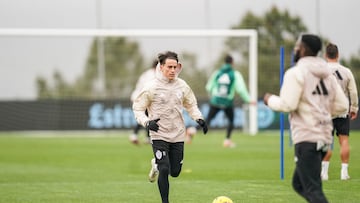 Franco Cervi conduce el bal¨®n durante un entrenamiento del Celta en la ciudad deportiva Afouteza.