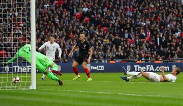 El delantero inglés Harry Kane marca el 2-1 a Croacia.