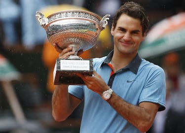 Roger Federer perdió tres finales consecutivas frente a Rafa Nadal en Roland Garros, lo cual invita a la reflexión de dónde habría sido capaz de elevar su leyenda el suizo de no ser por el balear. Y a la cuarta oportunidad que tuvo, sin Nadal en el camino, el de Basilea no desperdició la oportunidad. En 2009 se midió con Robin Soderling, verdugo de Nadal, en una final que le permitió completar el Grand Slam en su palmarés.
