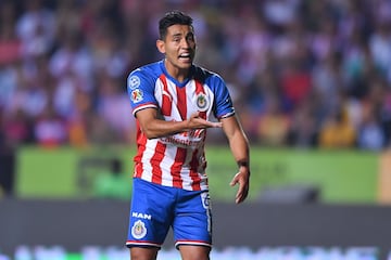 Con 50 partidos a cuestas en la Liga MX, mucha proyección y gracias a sus buenas actuaciones con los Guerreros, Sandoval llamó el interés de Chivas de Guadalajara, equipo con el que fichó para el Clausura 2018. El extremo nunca se consolidó.