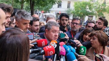 El presidente de Castilla-La Mancha, Emiliano García-Page, atiende a los medios antes de la reunión del Comité Federal, en la sede del PSOE, a 28 de octubre de 2023, en Madrid (España). El PSOE ha convocado hoy una reunión extraordinaria del Comité Federal para consultar con la militancia el acuerdo de Gobierno alcanzado con Sumar de cara a un posible Ejecutivo de coalición. La convocatoria llega después de que los máximos responsables de PSOE y Sumar hayan sellado un acuerdo de coalición con el que pretenden completar una legislatura de cuatro años.  Para que haya Gobierno, sin embargo, es necesario el voto favorable de otros grupos parlamentarios, entre ellos los partidos independentistas –ERC y Junts– que reclaman, entre otras cosas, la aprobación de una amnistía a los implicados en el 'procés'.
28 OCTUBRE 2023;COMITÉ;COMITÉ FEDERA;MILITANTES;
Jesús Hellín   / Europa Press
28/10/2023