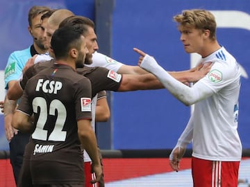 Hamburg (Germany), 30/09/2018.- Hamburg's Fiete Arp (R) shouts at St. Pauli's Dimitris Diamantakos (2-L) and Cenk Sahin (front) during the German Second Bundesliga soccer match between HSV Hamburg and FC St. Pauli, in Hamburg, Germany, 30 September 2018. 