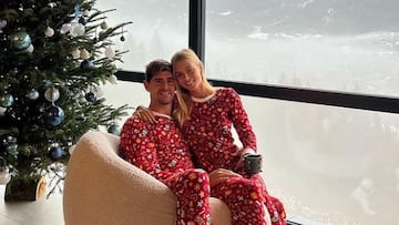 Poco después de levantar la decimocuarta Champions League del Real Madrid, el portero belga aprovechó sus vacaciones para pedirle matrimonio a su pareja, la modelo Mishel Gerzig, con la que empezó un romance en 2021. “Sí, a toda una vida contigo”, escribió la israelí en sus redes sociales confirmando un compromiso que se concretará en verano.