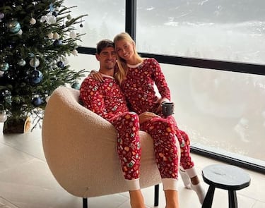 Poco después de levantar la decimocuarta Champions League del Real Madrid, el portero belga aprovechó sus vacaciones para pedirle matrimonio a su pareja, la modelo Mishel Gerzig, con la que empezó un romance en 2021. “Sí, a toda una vida contigo”, escribió la israelí en sus redes sociales confirmando un compromiso que se concretará en verano.