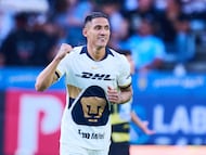 Uriel Antuna festeja un gol con Pumas.