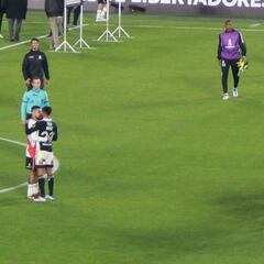 Con gestos y abrazos: así fue el emotivo post partido de Paulo Díaz