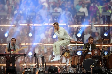La actuación de Imagine Dragons en la final de la Champions League 2019 en el Estadio Metropolitano de Madrid, España, fue un espectáculo electrizante que combinó música y fútbol de una manera única.
La banda estadounidense interpretó algunos de sus mayores éxitos, incluyendo 'Believer', 'Thunder' y 'Radioactive'. Su presentación tuvo lugar minutos antes del inicio del partido entre Tottenham Hotspur y Liverpool, en un escenario montado sobre el césped del estadio.
Dan Reynolds, el vocalista de Imagine Dragons, expresó su entusiasmo por actuar en un evento de tal magnitud, destacando la pasión de los aficionados al fútbol.