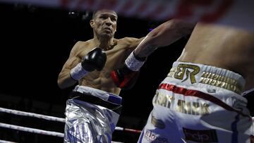 Maravilla Martínez golpea a Brian Rose.