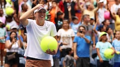 NEW YORK, NEW YORK - AUGUST 26: Iga Swiatek of Poland reacts to the crowd before she kicks a ball into the crowd during Arthur Ashe Kids' Day at USTA Billie Jean King National Tennis Center on August 26, 2023 in New York City.   Clive Brunskill/Getty Images/AFP (Photo by CLIVE BRUNSKILL / GETTY IMAGES NORTH AMERICA / Getty Images via AFP)