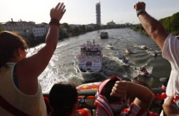 Los jugadores del Sevilla de paseo en barco por el río Guadalquivir.