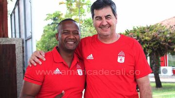 Jersson Gonz&aacute;lez con Polilla Da Silva, t&eacute;cnico del Am&eacute;rica de Cali. Gonz&aacute;lez dirigir&aacute; al equipo femenino