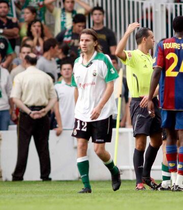 El polaco debutó con el Racing de Santader ante el Barcelona, aunque solo pudo jugar 13 minutos al ser expulsado con roja directa. Aun así el partido terminó empate a cero.