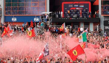 Tifossi ferraristas tiñeron de color rojo la celebración en el podio.