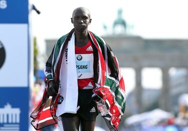 Marca compartida con Mutai. En aquella edición, el kenianta terminó segundo. En las últimas semanas, Kipsang ha sido noticia por saltarse la cuarentena en su país al estar, junto a otros atletas, en un bar. Anteriormente, fue policía durante tres años.