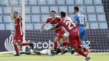 Dani Romera y Nil Jim&eacute;nez celebran el tanto del N&agrave;stic de Tarragona ante la desolaci&oacute;n de los jugadores del Racing de Ferrol en Bala&iacute;dos.