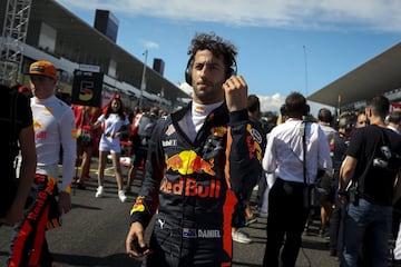 Daniel Ricciardo pasea por la parrilla.