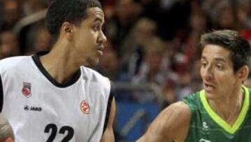 <b>DURA PUGNA. </b>Roberts conduce el balón defendido por Valters.