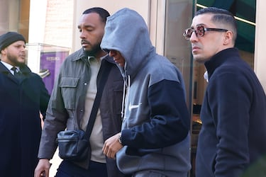 Kylian Mbappé saliendo de una joyería de París.