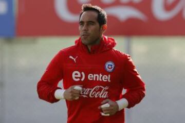 En septiembre del 2012, Claudio Bravo de fracturó el radio y quedó fuera dos meses. No pudo jugar ante ni ante Ecuador, Argentina y el amistoso con Eslovaquia, los últimos duelos de Claudio Borghi.