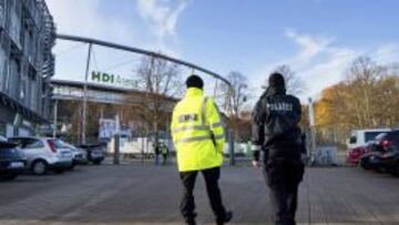 Dos policías en el exterior del HDI Arena de Hannover (Alemania).