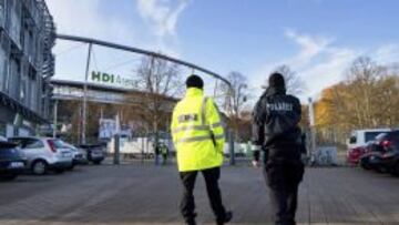 Dos polic&iacute;as en el exterior del HDI Arena de Hannover (Alemania).