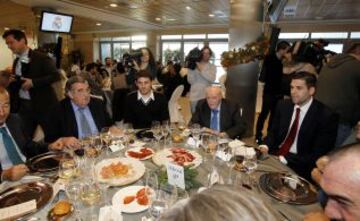 Alfredo Di Stéfano acompañado por Iker Casillas y Felipe Reyes.