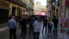 Aficionados que se dirigen a la Plaza de la Constituci&oacute;n de M&aacute;laga a la &#039;Fan Zone&#039; .