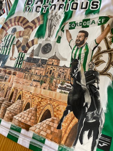 Una camiseta blanquiverde hecha arte