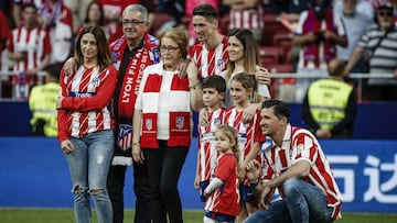 Fernando Torres rodeado de su familia en el c&eacute;sped del Wanda Metropolitano en su despedida como futbolista del Atl&eacute;tico de Madrid el 20 de mayo de 2017.