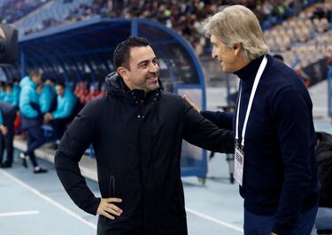 Xavi Hernández y Manuel Pellegrini, entrenadores del Barcelona y 
Betis respectivamente.