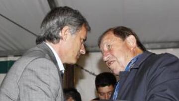 <b>ENCUENTRO. </b>'Mou' saludó a Roux en la conferencia de prensa y dijo que su presencia era "un placer".