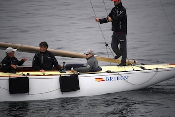 Juan Carlos I navegando por las aguas de Sanxenxo. 