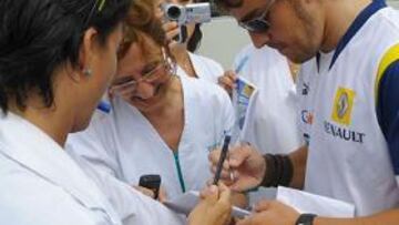 <b>ACLAMADO. </b>Alonso tuvo que interrumpir varias veces su vuelta a pie al trazado para atender a sus numerosos fans.