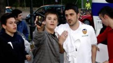 <b>EL VALENCIA DE VILLA, EN MADRID</b> El Valencia llegó a Madrid ayer a última hora de la tarde y se dirigió a su Hotel, el AC Monte Real, donde le esperaba un numeroso grupo de aficionados. El más solicitado fue Villa, que les atendió a todos.