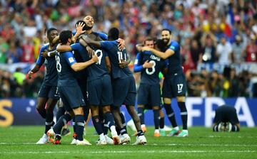 Los de Deschamps se proclaman campeones del Mundo tras vencer en la final con goles de Mandzukic, en propia, Griezmann, Pogba y Mbappé.