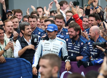 Carlos Sainz celebra su tercer puesto.