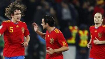 <b>GRANDES CAMPEONES. </b>Puyol, Xavi e Iniesta celebran el golazo del defensa en la semifinal del Mundial ante Alemania. Los tres han entrado ya en la historia del fútbol.