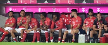 Renato Sanches (C) of Bayern Munich on the bench during the German Bundesliga season opener match Bayern Munich vs Werder Bremen in Munich, Germany, 26 August 2016.