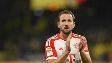 Bayern Munich's English forward #09 Harry Kane applauds the fans after the German first division Bundesliga football match between BVB Borussia Dortmund and FC Bayern Munich in Dortmund, western Germany on November 4, 2023. (Photo by INA FASSBENDER / AFP) / DFL REGULATIONS PROHIBIT ANY USE OF PHOTOGRAPHS AS IMAGE SEQUENCES AND/OR QUASI-VIDEO