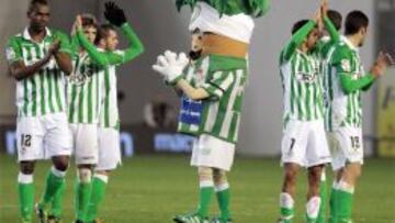 Las mascota del Betis, Palmerín, saluda a la afición junto a los jugadores al término del partido ante el Getafe.