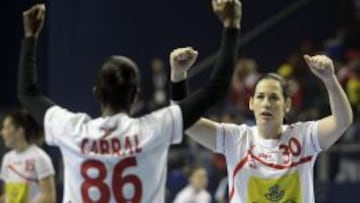 Alexandrina Cabral y Patricia Elorza, fundamental en defensa, celebran la victoria ante Angola.