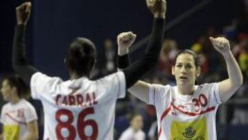 Alexandrina Cabral y Patricia Elorza, fundamental en defensa, celebran la victoria ante Angola.