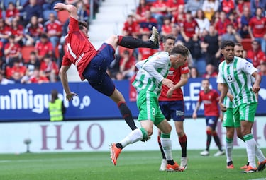 Juan Miranda despejó el balón que iba a rematar Moncayola, con la mala suerte de que el futbolista navarro golpease la cabeza del futbolista bético, en lugar del esférico.