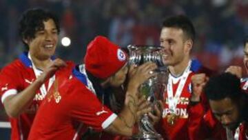 Jorge Valdivia besa la Copa Am&eacute;rica.