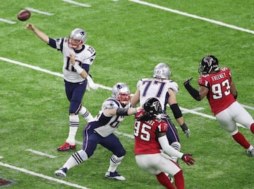 Tom Brady tenía que empezar a carburar y encontrar soluciones aéreas ya que su carrera no era capaz de avanzar. Esto suponía correr riesgos...