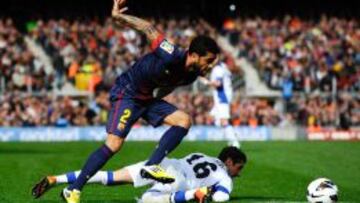 Dani Alves supera a Sergio Escudero, del Getafe, durante el partido del Camp Nou del día 10 de febrero.