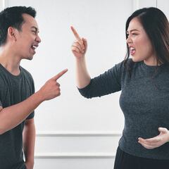 Exige el pago de 300 euros al mes a su hermano en paro por una habitación de su casa y los padres intervienen