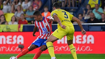 Atletico Madrid's Brazilian forward #12 Samuel Dias Lino is challenged by Villarreal's Spanish defender #03 Raul Albiol during the Spanish league football match between Villarreal CF and Club Atletico de Madrid at La Ceramica stadium in Vila-real on August 19, 2024. (Photo by JOSE JORDAN / AFP)