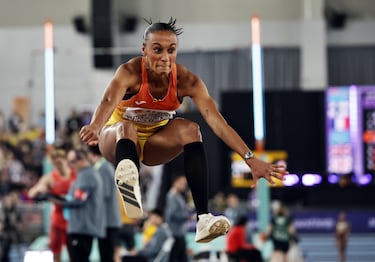 Ana Peleteiro brinca al bronce